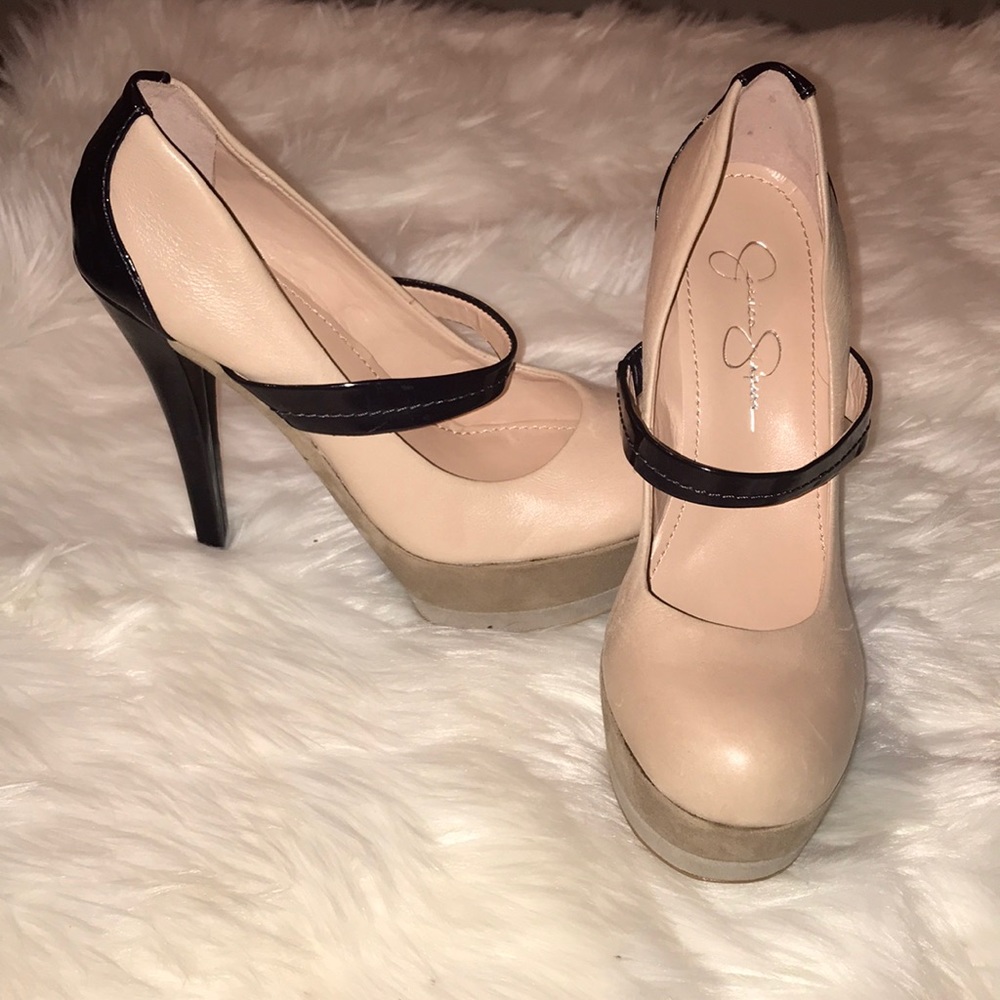 Jessica Simpson pumps